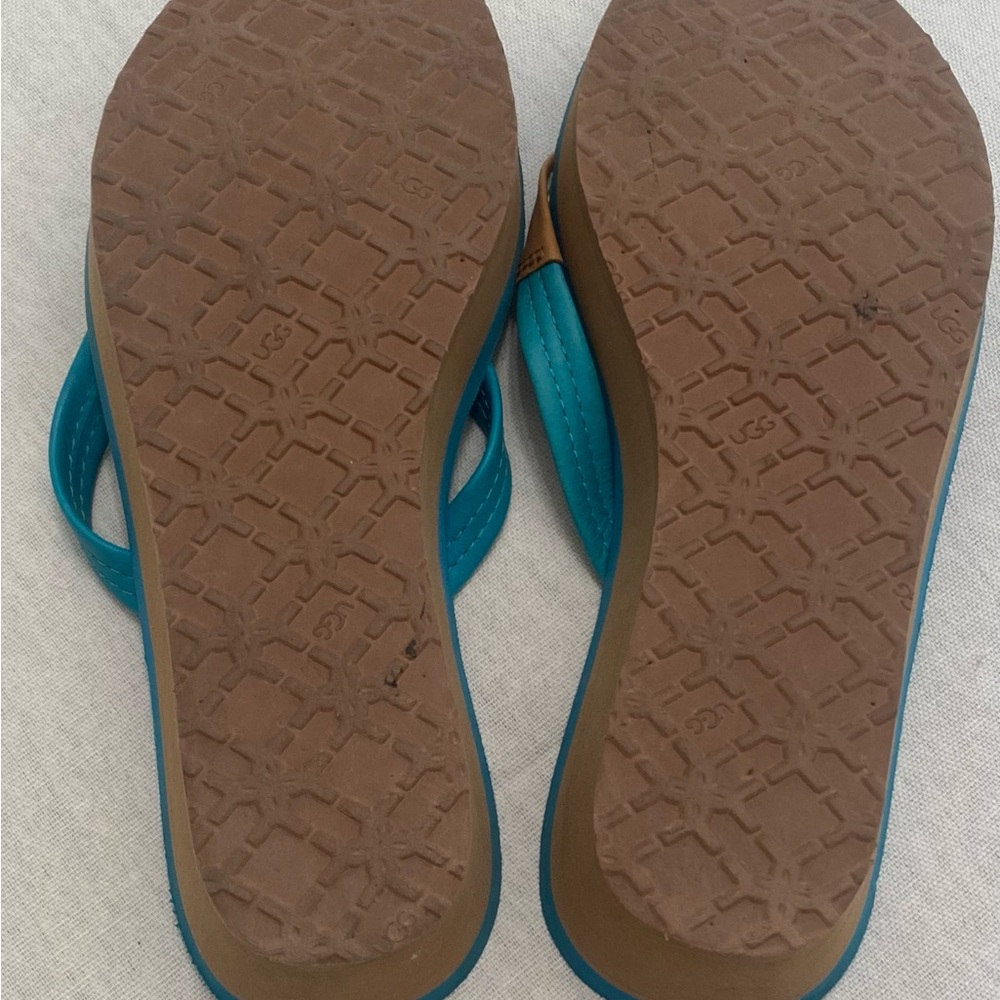 UGG Teal and Tan Flip Flops - Adorable Comfie Chic - Sz 7 - Picture 3 of 3